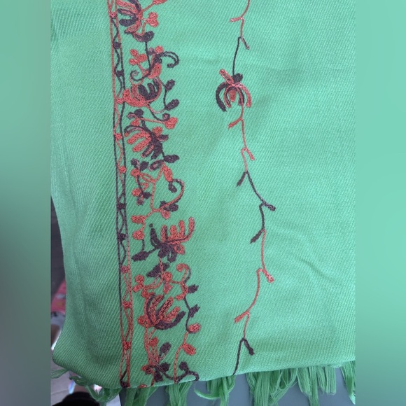 Beautiful shawl - Green Floral Women's Scarf - large shawl with embroidery - Picture 5 of 5